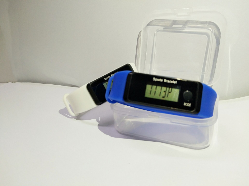 Pedométeres óra LED elektronikus mozgással, digitális kijelző, négyszögletes számlap, műanyag tokozás, szilikon csat