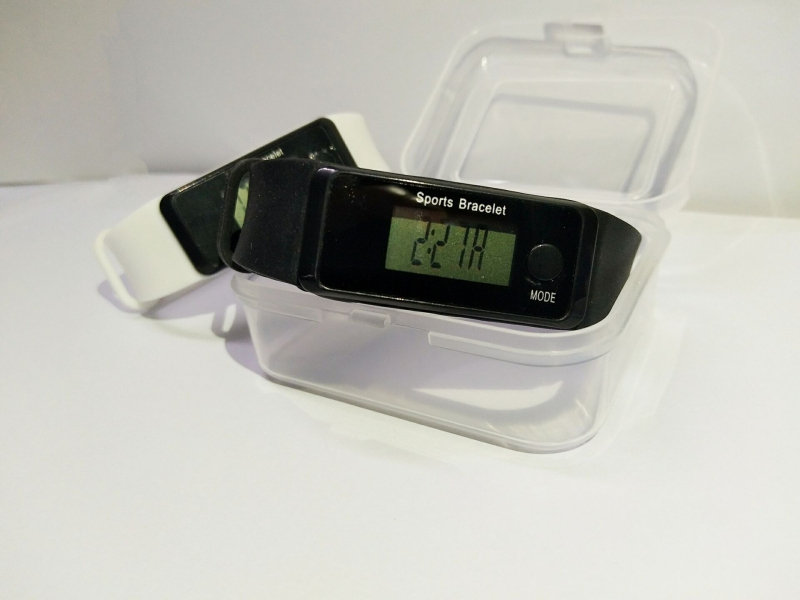 Pedométeres óra LED elektronikus mozgással, digitális kijelző, négyszögletes számlap, műanyag tokozás, szilikon csat