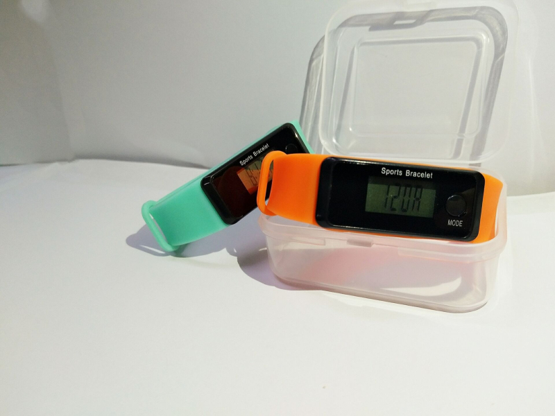 Pedométeres óra LED elektronikus mozgással, digitális kijelző, négyszögletes számlap, műanyag tokozás, szilikon csat