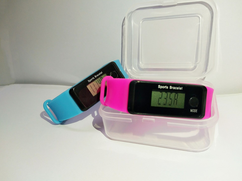 Pedométeres óra LED elektronikus mozgással, digitális kijelző, négyszögletes számlap, műanyag tokozás, szilikon csat