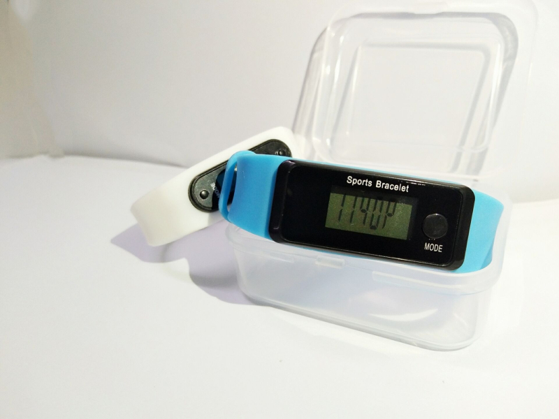 Pedométeres óra LED elektronikus mozgással, digitális kijelző, négyszögletes számlap, műanyag tokozás, szilikon csat
