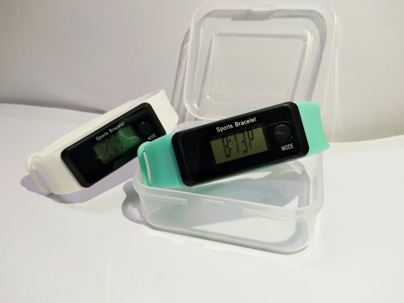 Pedométeres óra LED elektronikus mozgással, digitális kijelző, négyszögletes számlap, műanyag tokozás, szilikon csat