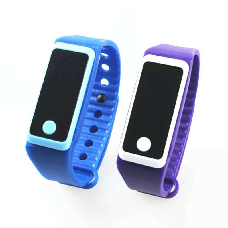 Pedométeres óra LED elektronikus mozgással, digitális kijelző, négyszögletes számlap, műanyag tokozás, szilikon csat