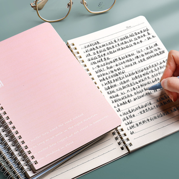 Diákoknak szóló spirálkötésű jegyzetfüzet, rajzfilmszerű dizájn, 75 g/m² cellulózpapír, 1–50 oldal, japán és koreai stílus