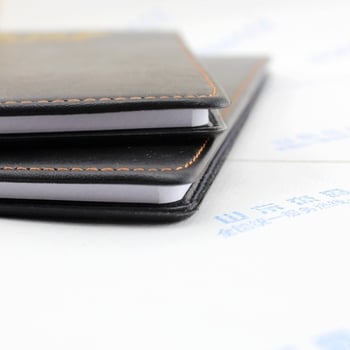 Üzleti megbeszélések jegyzetfüzete műbőr borítóval, nosztalgikus retró stílus, 70 g/m² papír, varrásos kötés