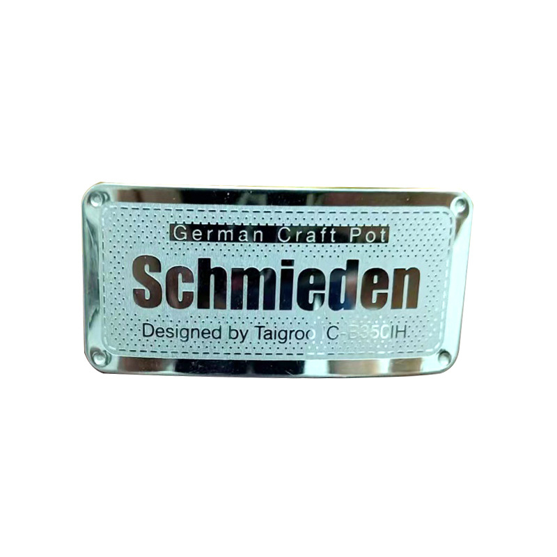 Egyedi fém táblák és névtáblák — rozsdamentes acél és alumínium, szitanyomás vagy gravírozás, sokoldalú jelzések biztonságra, járművekre és bútorokra