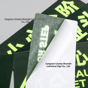 Evakuacijski znak – svjetleći PVC, vodootporan i otporan na habanje, s reflektirajućom površinom za javne prostore; sadržaj: sigurni izlaz