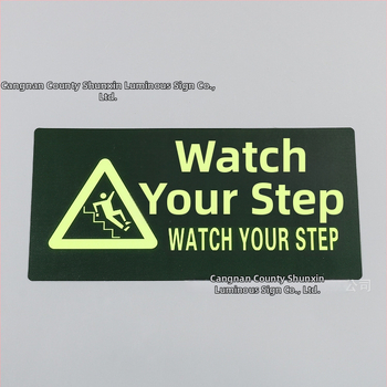 Evakuacijski znak – svjetleći PVC, vodootporan i otporan na habanje, s reflektirajućom površinom za javne prostore; sadržaj: sigurni izlaz