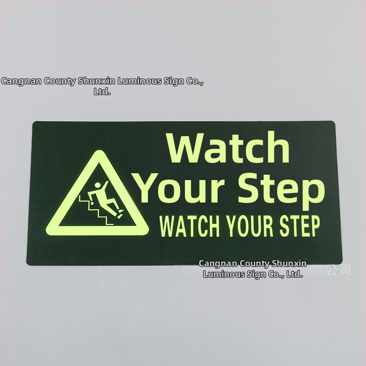 Evakuacijski znak – svjetleći PVC, vodootporan i otporan na habanje, s reflektirajućom površinom za javne prostore; sadržaj: sigurni izlaz