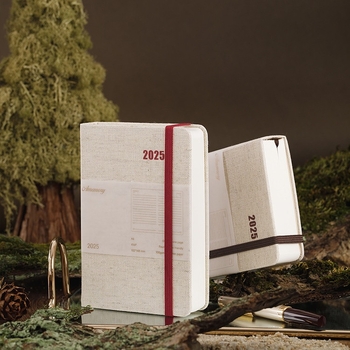 Σημειωματάριο με ημερήσιο πρόγραμμα ανά σελίδα για το 2025 — ημερολόγιο καθημερινής χρήσης, περίπου 400–500 σελίδες