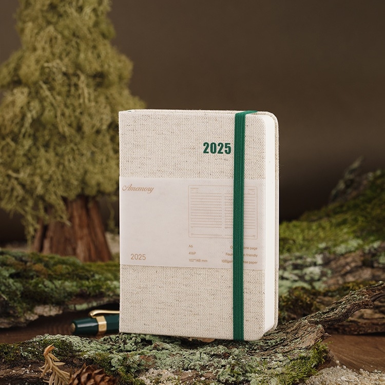 Σημειωματάριο με ημερήσιο πρόγραμμα ανά σελίδα για το 2025 — ημερολόγιο καθημερινής χρήσης, περίπου 400–500 σελίδες