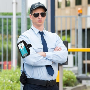 Vízálló karos kártyatartó, állítható csattal, hozzáférési és névjegykártyákhoz — ABS, teherbírás 60, teleszkópos hossz 680, csomagolás opp, nyomtatott logó, testreszabás elérhető