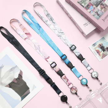 Lanyard za karticu od poliestera s mramornim uzorkom, s izvučnim mehanizmom i PVC držačem za karticu