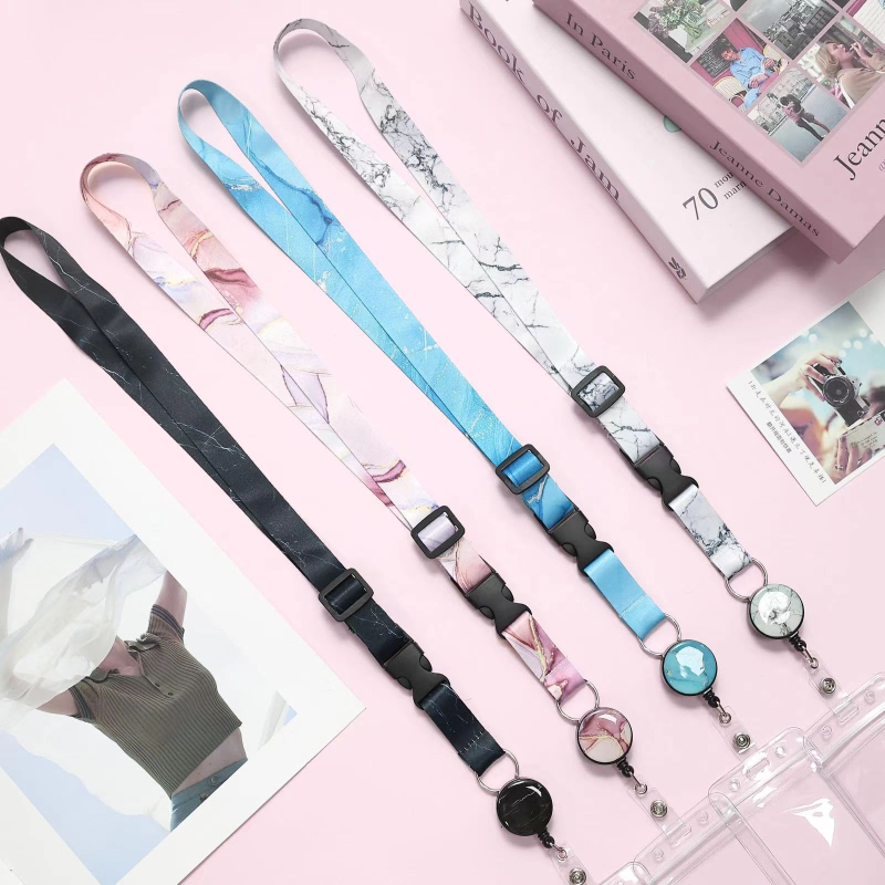Lanyard za karticu od poliestera s mramornim uzorkom, s izvučnim mehanizmom i PVC držačem za karticu