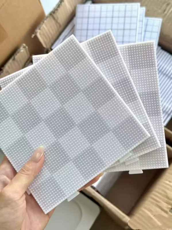 Placă pentru mărgele cu 52 și 104 pinteni, gravată, rezistentă la temperatură, anti-arzire și deformare