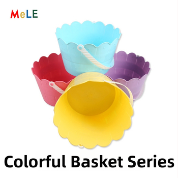 Plastový veľkonočný košík s čipkou na okraji, tvar vedra