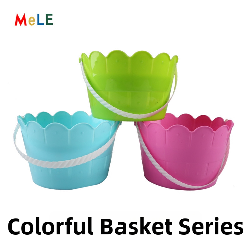 Plastový veľkonočný košík s čipkou na okraji, tvar vedra