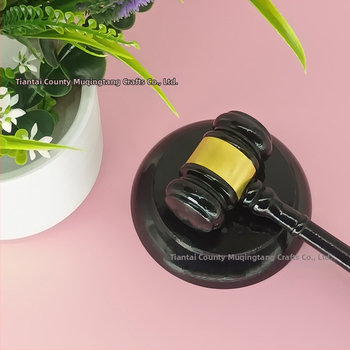 Sudski čekić od masivnog drveta - lotus drvo, moderni minimalistički ukras, težina 0,26 kg