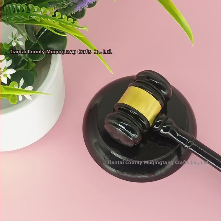 Sudski čekić od masivnog drveta - lotus drvo, moderni minimalistički ukras, težina 0,26 kg