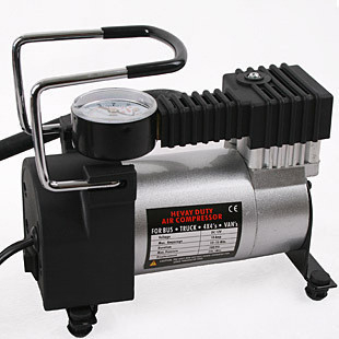 Metalna jednocilindrična pumpa za auto, 12V, 120W, protok 70 L/min, kabel duljine 3 m, manometar za tlak u gumama