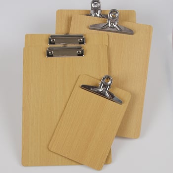 Drveni viseći klipsbord s jednim snažnim klipom, debljina ploče 4 mm, dimenzije 310 x 225 mm