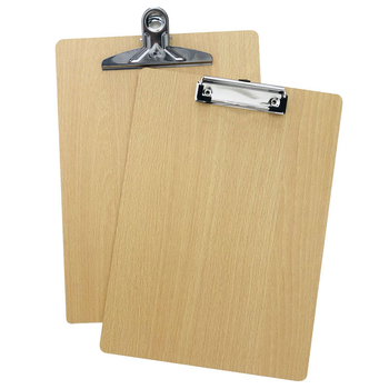 Drveni viseći klipsbord s jednim snažnim klipom, debljina ploče 4 mm, dimenzije 310 x 225 mm