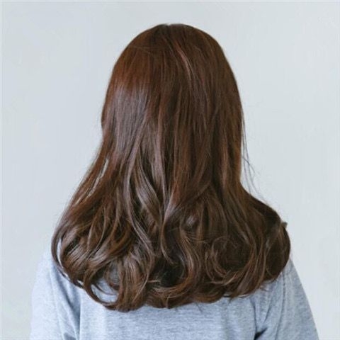 Perika za žene u korejskom stilu, s kovrčavom kosom i bangsom podijeljenim sredinom, vlakna otporna na visoke temperature; nije pogodno bojati niti koristiti perm; odmah mijenja frizuru