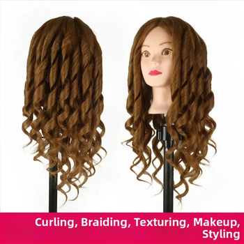 Capă de practică pentru coafură cu păr din fibre mixte, păr lung drept cu breton înclinat – practică de machiaj și coafuri