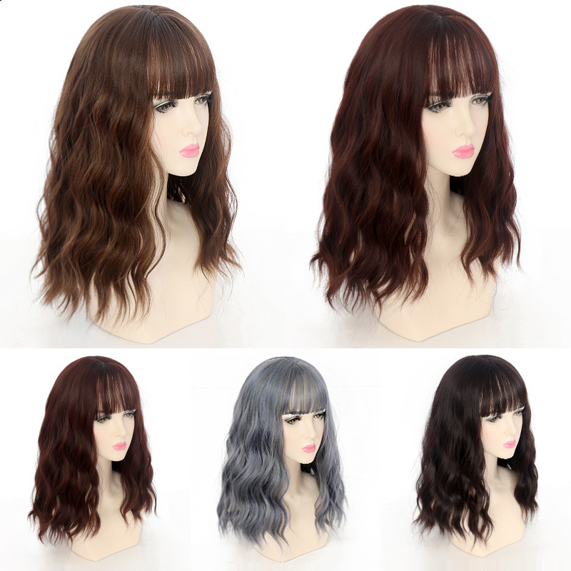 Louise - Perucă medie cu bucle bubile și perm corn, fibre rezistente la căldură, breton reglabil (drept sau înclinat), aspect natural