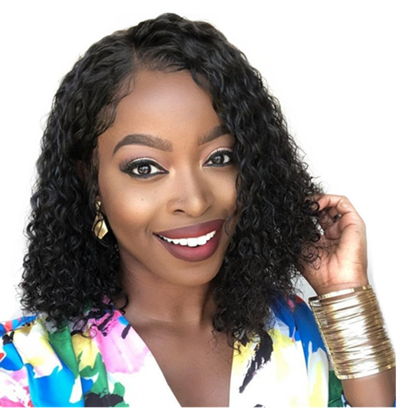 Perucă | Păr scurt buclat, parte laterală și breton lung | Fibre sintetice rezistente la temperaturi înalte | Capac semi-manual cusut | Stil exotic