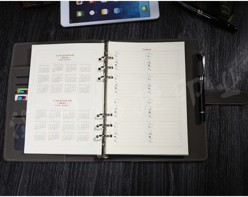 Σημειωματάριο γραφείου με 6 τρύπες και σύστημα χαλαρής δέσμευσης· εσωτερικό υλικό: διπλό αυτοκόλλητο χαρτί· βάρος χαρτιού εσωτερικού 80 g/m²· 100 σελίδες· Μάρκα Hongjie HJ