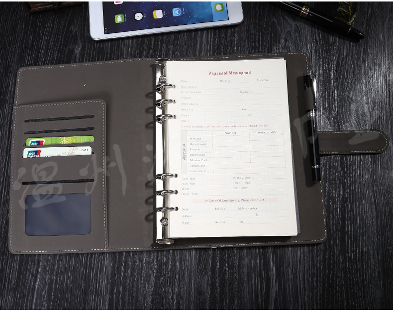 Σημειωματάριο γραφείου με 6 τρύπες και σύστημα χαλαρής δέσμευσης· εσωτερικό υλικό: διπλό αυτοκόλλητο χαρτί· βάρος χαρτιού εσωτερικού 80 g/m²· 100 σελίδες· Μάρκα Hongjie HJ