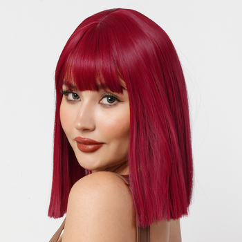 Perucă – scurtă, dreaptă, cu breton, fibre rezistente la temperaturi înalte, construcție cu mecanism, potrivită pentru vopsire la temperaturi ridicate