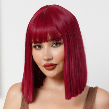 Perucă – scurtă, dreaptă, cu breton, fibre rezistente la temperaturi înalte, construcție cu mecanism, potrivită pentru vopsire la temperaturi ridicate