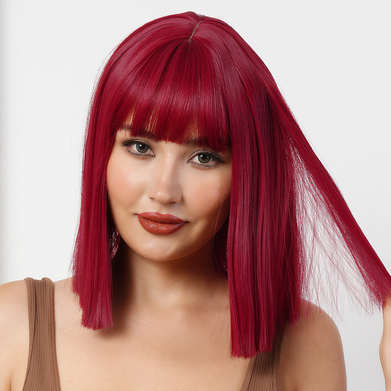 Perucă – scurtă, dreaptă, cu breton, fibre rezistente la temperaturi înalte, construcție cu mecanism, potrivită pentru vopsire la temperaturi ridicate