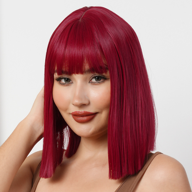 Perucă – scurtă, dreaptă, cu breton, fibre rezistente la temperaturi înalte, construcție cu mecanism, potrivită pentru vopsire la temperaturi ridicate