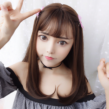 Perucă sintetică rezistentă la temperatură, cu breton pufoasă și efect de modelare a feței, model 3209