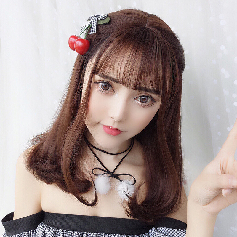 Perucă sintetică rezistentă la temperatură, cu breton pufoasă și efect de modelare a feței, model 3209