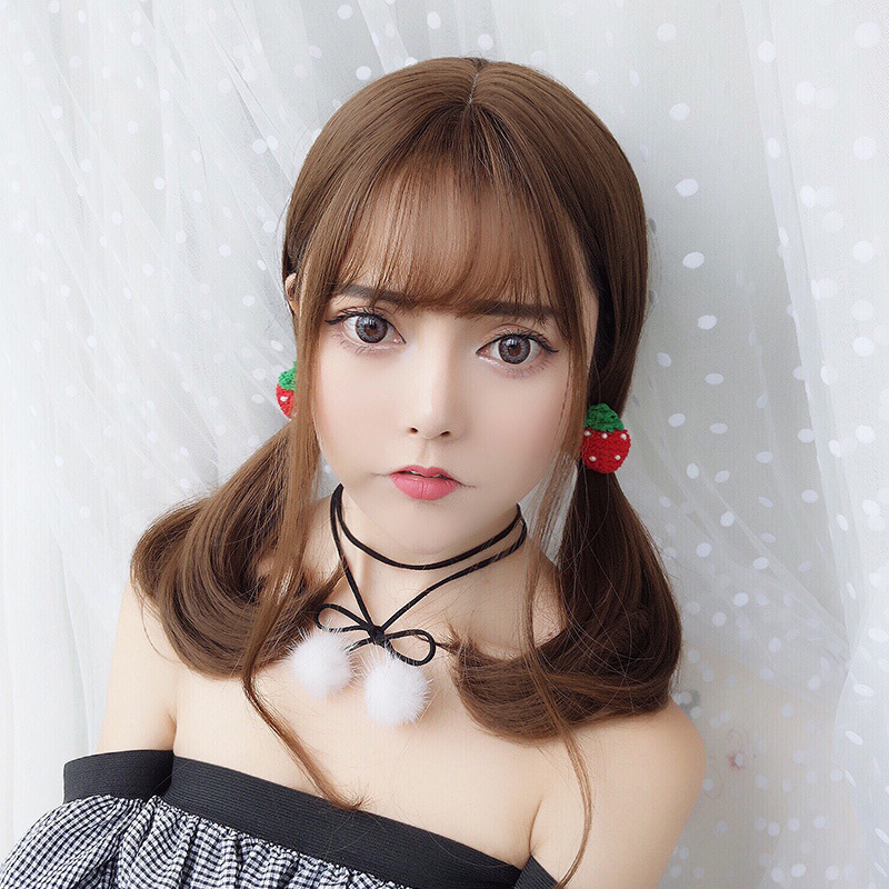 Perucă sintetică rezistentă la temperatură, cu breton pufoasă și efect de modelare a feței, model 3209