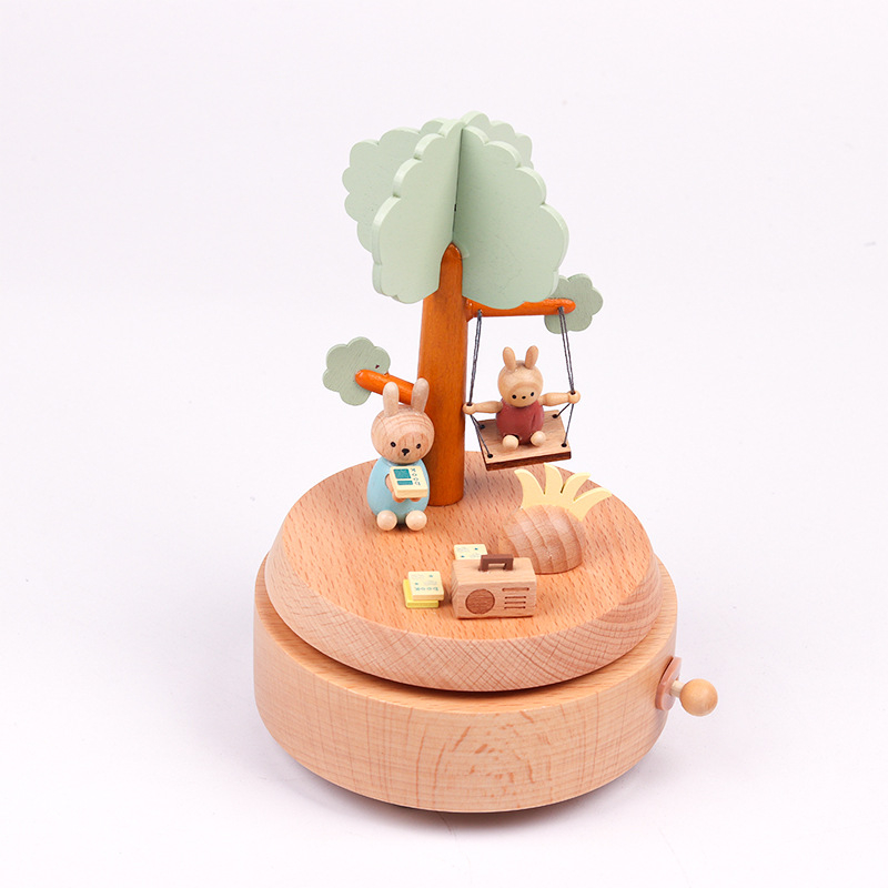 Drevená hudobná skrinka s motívom karuselu baletky, ručne vyrobená, moderný minimalistický štýl, možná tlač loga, darček k narodeninám.