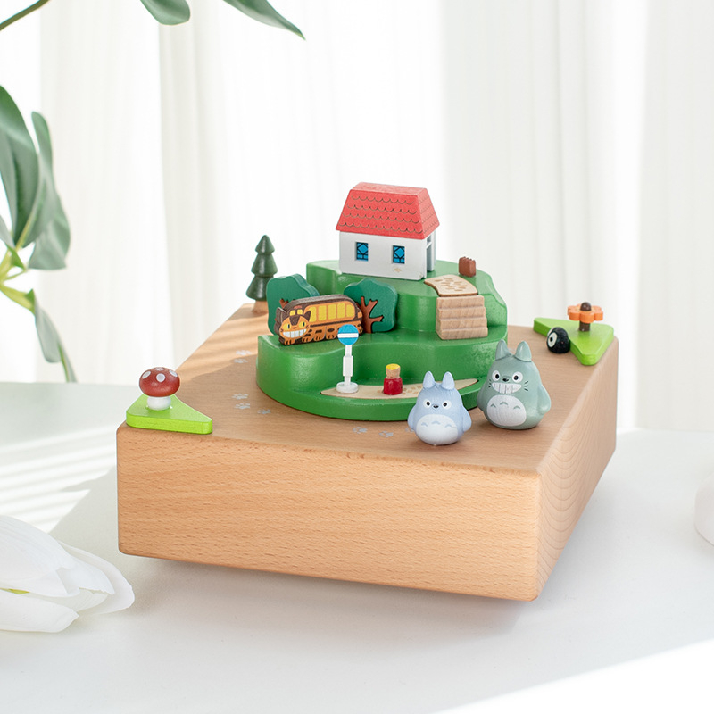 Drevená hudobná skrinka s motívom karuselu baletky, ručne vyrobená, moderný minimalistický štýl, možná tlač loga, darček k narodeninám.