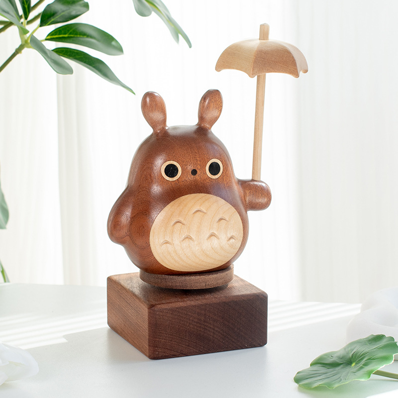 Drevená hudobná skrinka s motívom karuselu baletky, ručne vyrobená, moderný minimalistický štýl, možná tlač loga, darček k narodeninám.