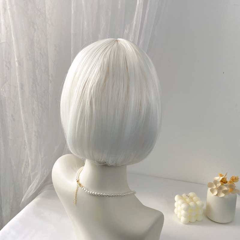 Paróka, rövid egyenes haj, légies frufrok, modell 752, magas hőálló szálból, nőknek, göndíthető vagy festhető