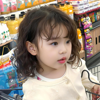 Perucă cu păr scurt buclat și breton aer, fibră rezistentă la temperaturi înalte, stil natural, model 913, pentru copii