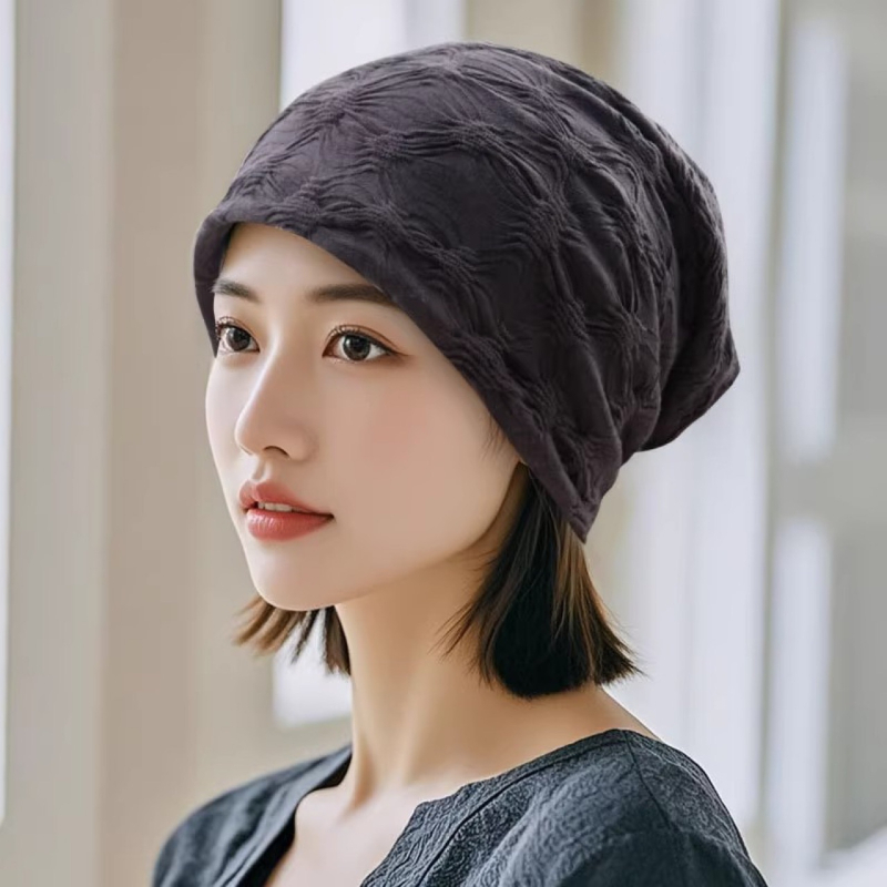 Set pălărie și perucă: coc scurt, beanie tricotată; Modelul 005; Tehnologie de procesare: mecanism; Păr din sârmă rezistentă la temperaturi înalte; Nu poate fi vopsit sau perimat; Potrivit pentru toate formele feței și tonuri de piele