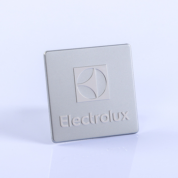 Személyre szabott fém címkék – anyagok: réz, vas, alumínium, nikkelezett ötvözet, rozsdamentes acél; nyomtatás: szitanyomás; testreszabás: igen; alkalmazások: különféle fém címkék