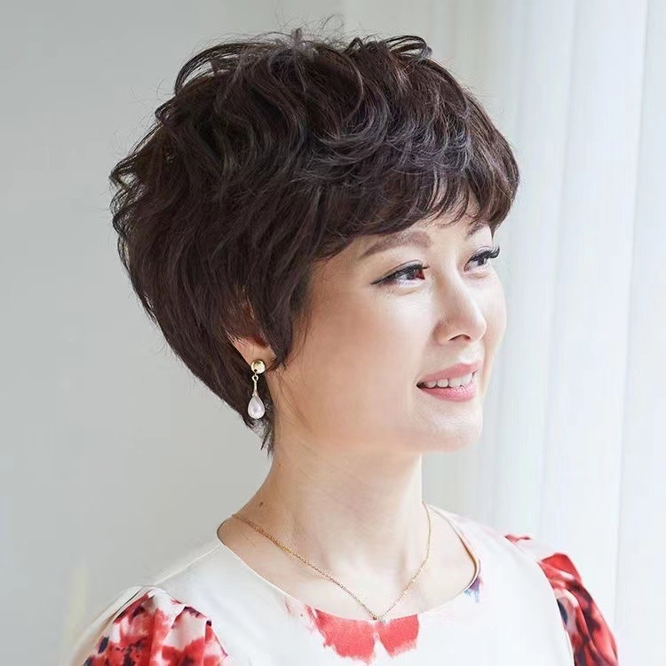 Középkorú nőknek paróka — rövid göndör haj, magas hőálló rost, természetes és puha, teljes fej, modell: Mom Short Curly Hair A, stílus: Ruili, nőknek