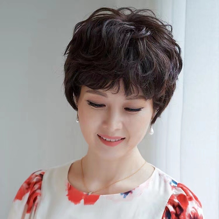 Középkorú nőknek paróka — rövid göndör haj, magas hőálló rost, természetes és puha, teljes fej, modell: Mom Short Curly Hair A, stílus: Ruili, nőknek