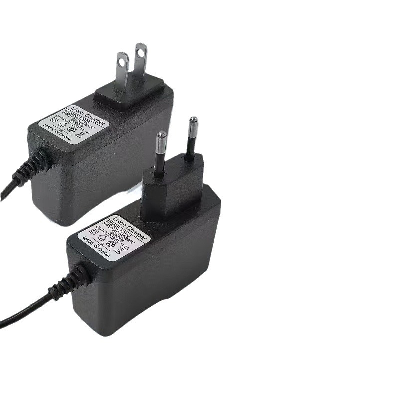 Încărcător pentru baterii Li‑ion 18650 cu ieșiri multiple: 4.2V1A, 5V1A, 8.4V1A, 12.6V1A, 16.8V1A; alimentare 100-240V AC.