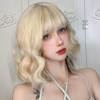 Koreai stílusú rövid göndör paróka, légies frufruval, hőálló szintetikus hajból, modell A-016, teljes fejfedés cosplayhoz
